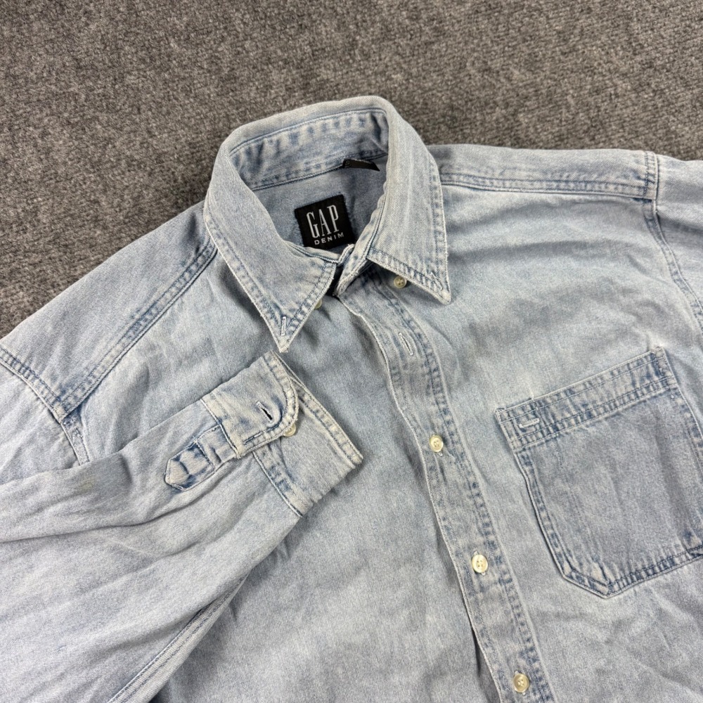 GAP Denim Button Down Shirt Medium Light Blue Long Sleeve Cotton Flaw Men's